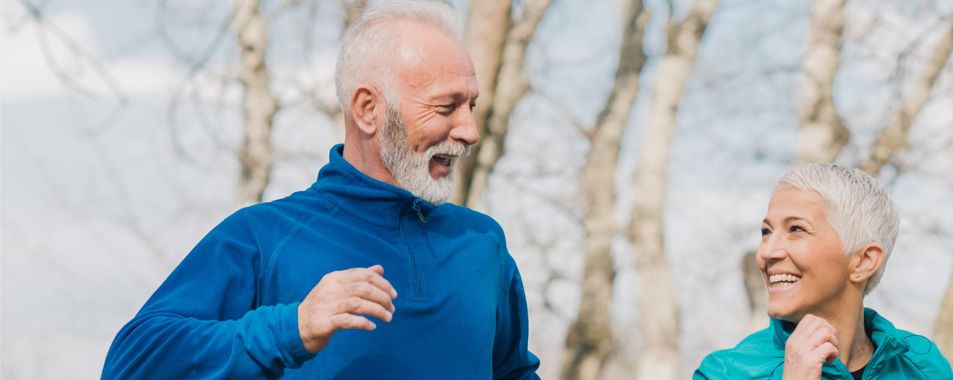 Mantener un estilo de vida activo es crucial a medida que envejecemos. Cinco ejercicios beneficiosos para adultos mayores incluyen caminatas diarias para mejorar la circulación, estiramientos matutinos para aliviar la rigidez, yoga adaptado para equilibrio y relajación, levantamiento de pesas ligero para mantener la fuerza y la natación o hidrogimnasia para la resistencia sin impacto. Estos ejercicios mejoran la calidad de vida en la tercera edad.