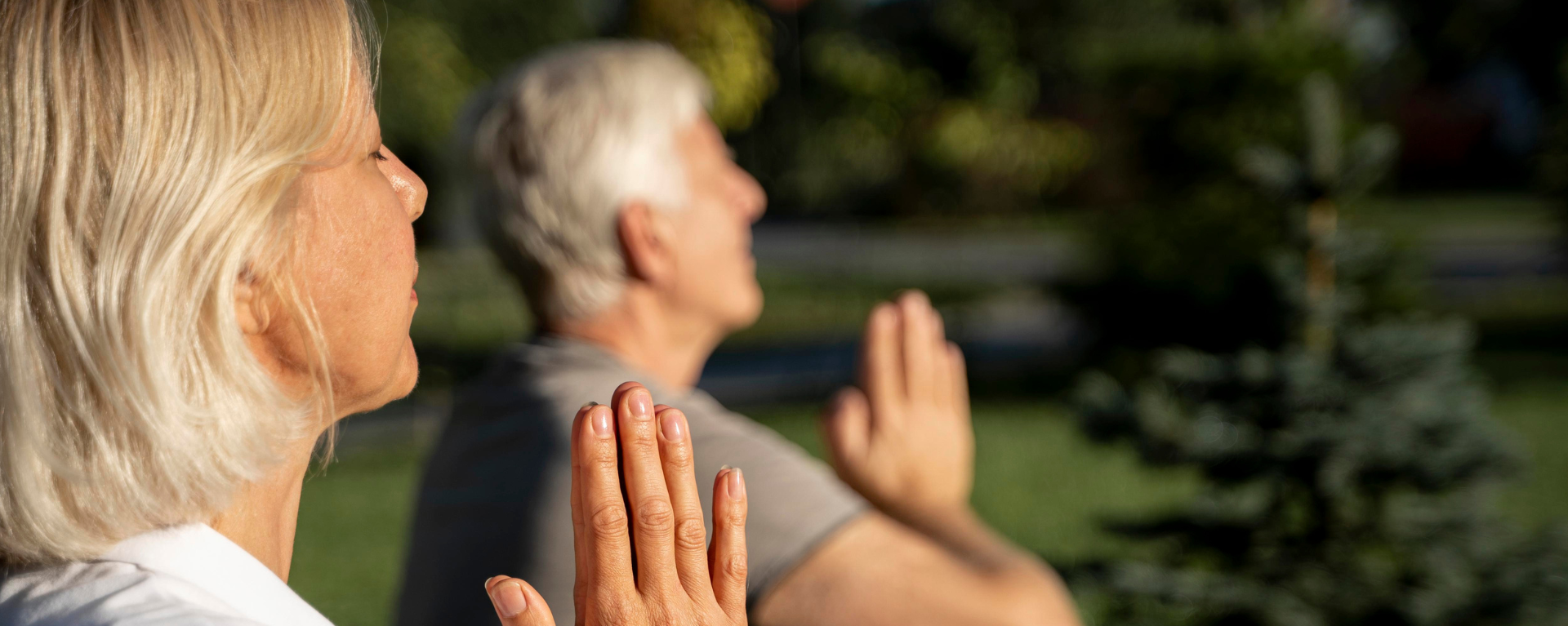 En Residencia Las Dalias, la meditación se ha convertido en una práctica clave para promover el bienestar emocional de los adultos mayores. Esta técnica ayuda a reducir el estrés, fomenta la calma interior y mejora la calidad de vida. Los residentes participan en sesiones de meditación que les permiten experimentar paz y serenidad, contribuyendo a una vida más plena en la tercera edad.