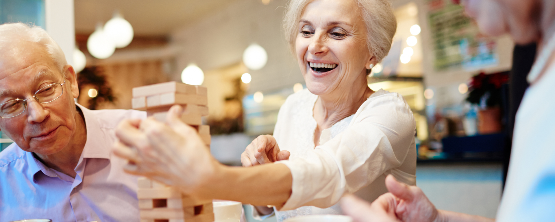 La participación en talleres para adultos mayores en las residencias no solo promueve el bienestar físico, mental y emocional, sino que también fomenta la socialización y el sentido de comunidad. Estas actividades ofrecen una valiosa estimulación cognitiva y contribuyen a una vida plena y activa en la tercera edad, mejorando significativamente la calidad de vida de los residentes.