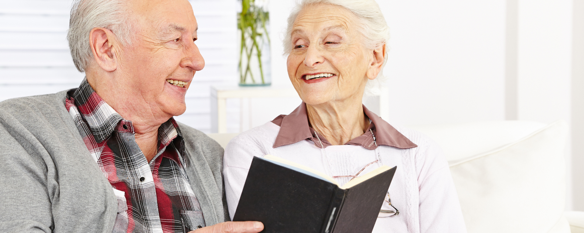 La lectura en adultos mayores no solo es un pasatiempo, sino una poderosa herramienta para preservar la salud mental y emocional. La biblioterapia emerge como una práctica terapéutica, brindando beneficios que van más allá de la simple distracción. Descubre cómo sumergirse en las páginas de un libro puede ser una fuente invaluable de bienestar para las personas mayores.