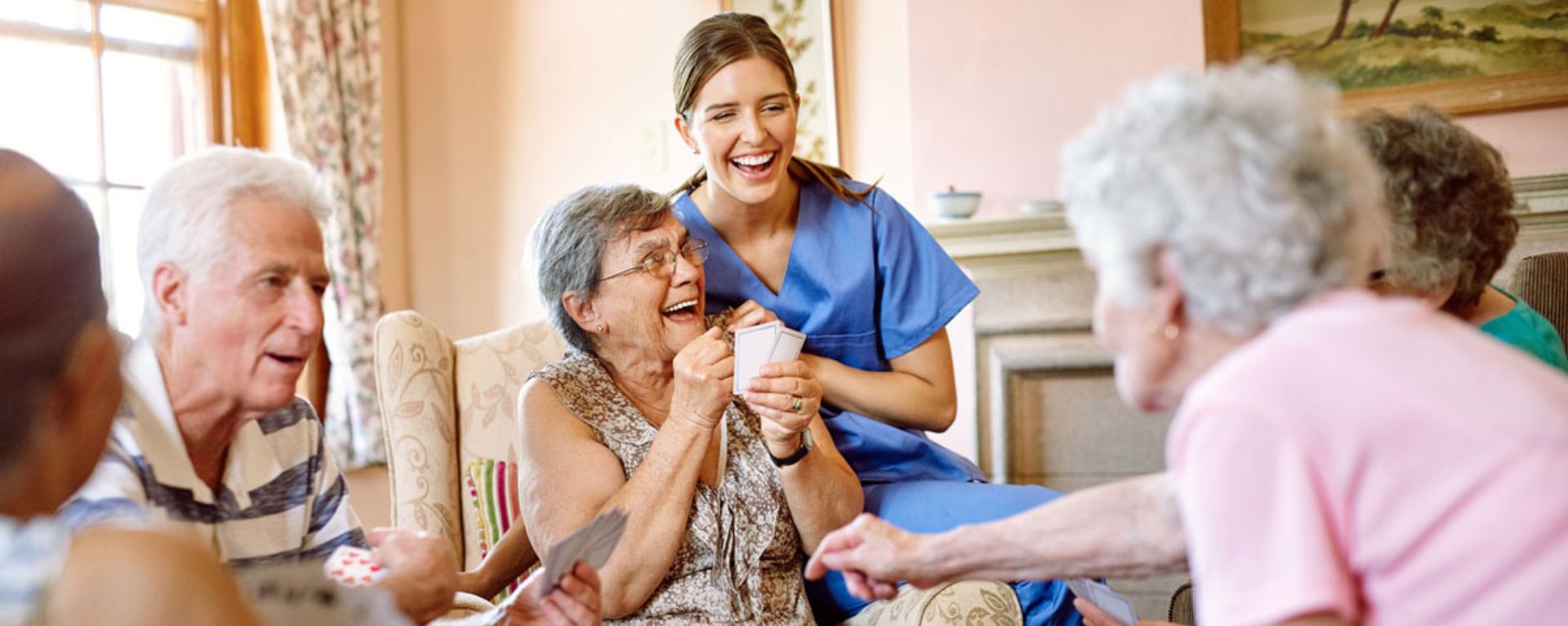 Un cronograma de actividades bien estructurado en residencias para adultos mayores no solo brinda entretenimiento, sino que también mejora la salud física, mental y emocional. Incluye actividades lúdicas, de ocio, físicas, cognitivas, sociales y de terapia para promover la vitalidad y el bienestar integral de los residentes.